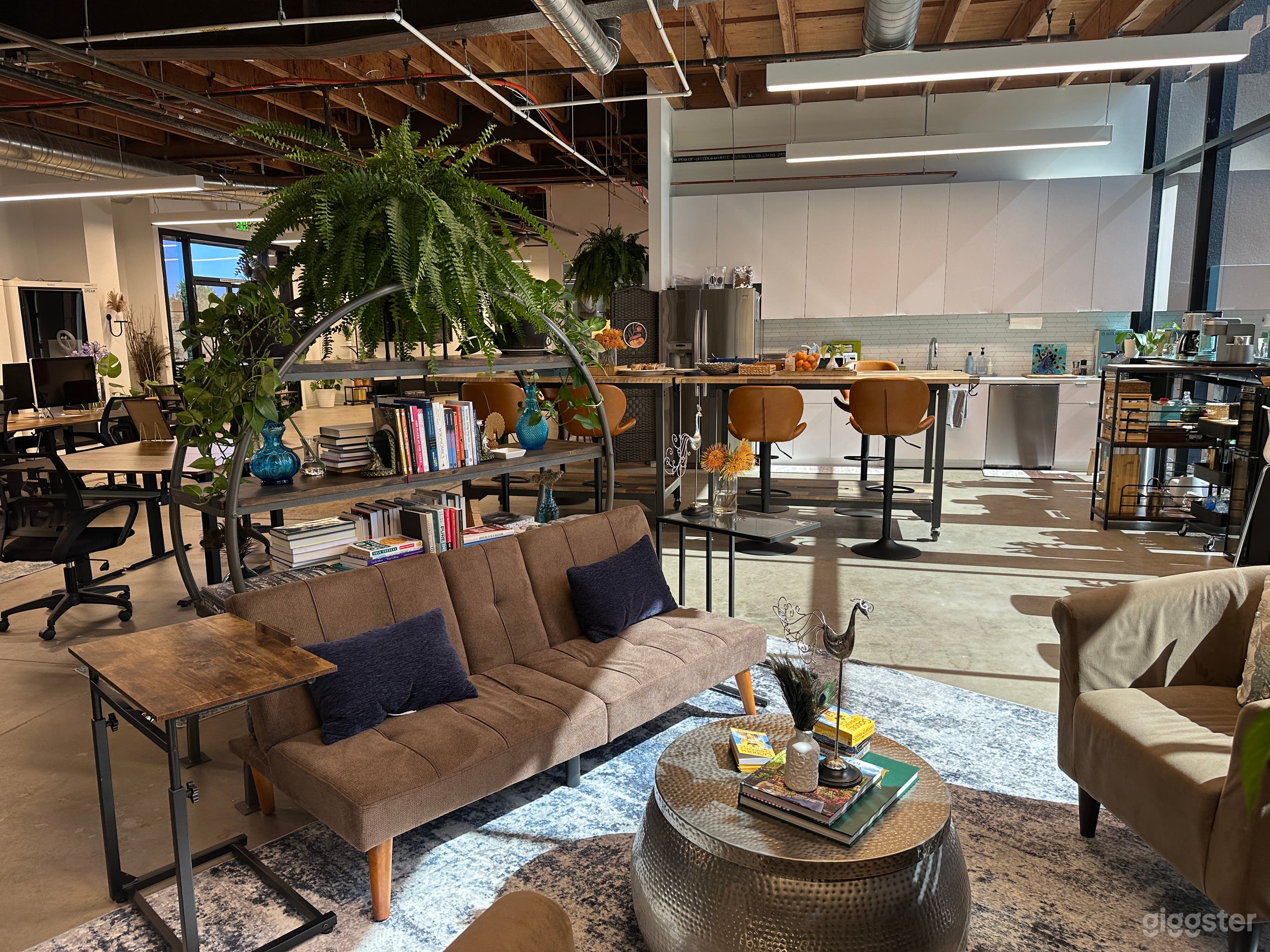 Modern meeting room with free parking Photo 4