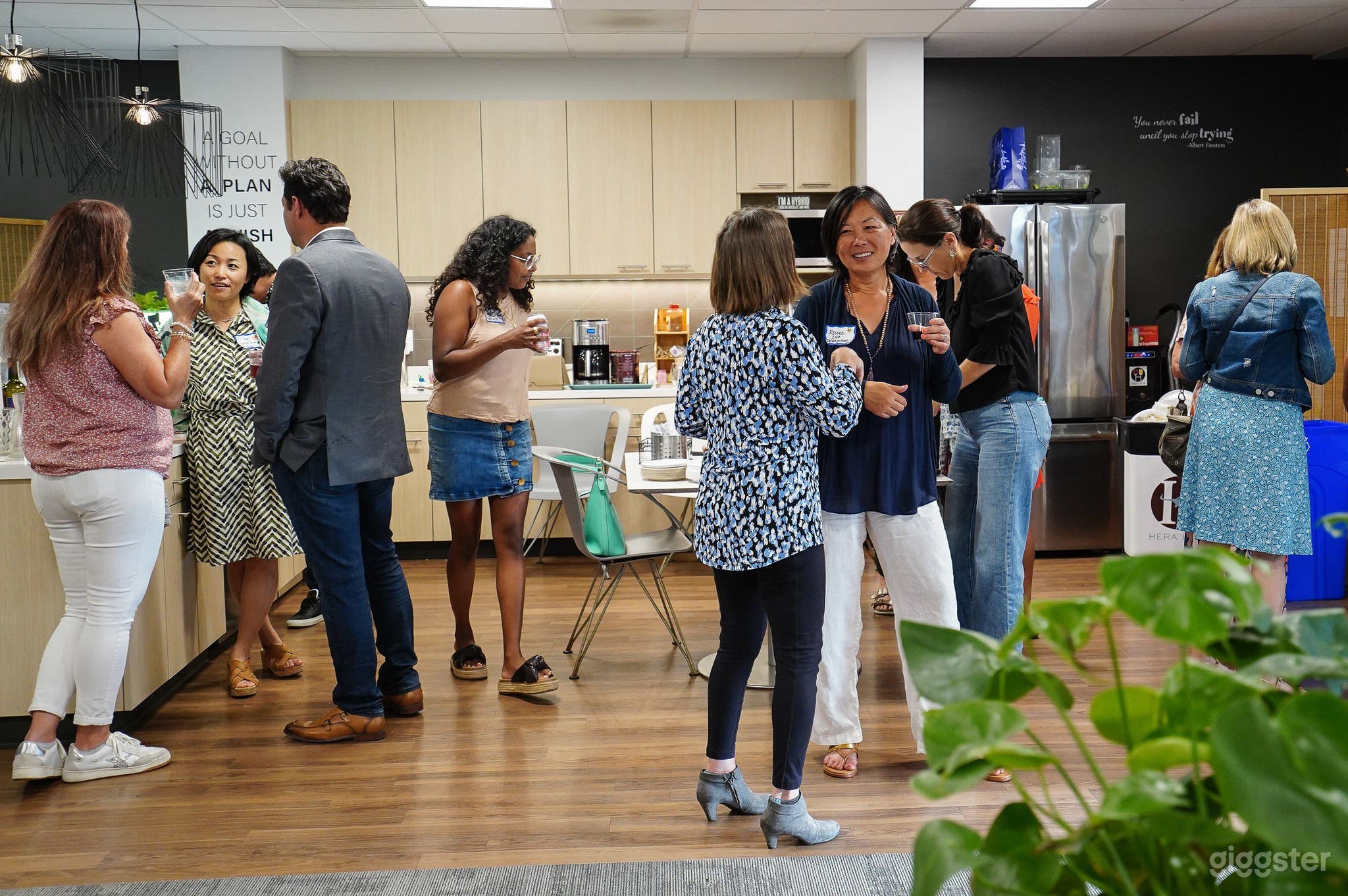 Modern meeting room with free parking Photo 3