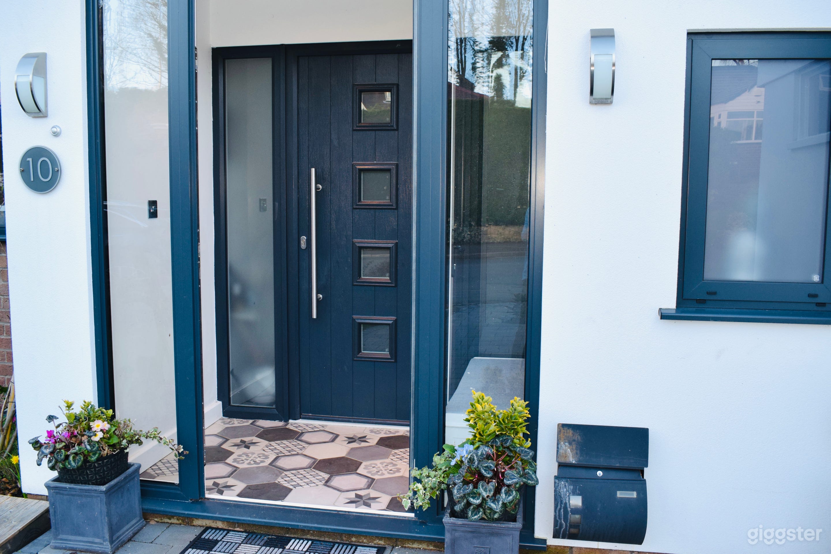 Modern house in leafy suburb Photo 3