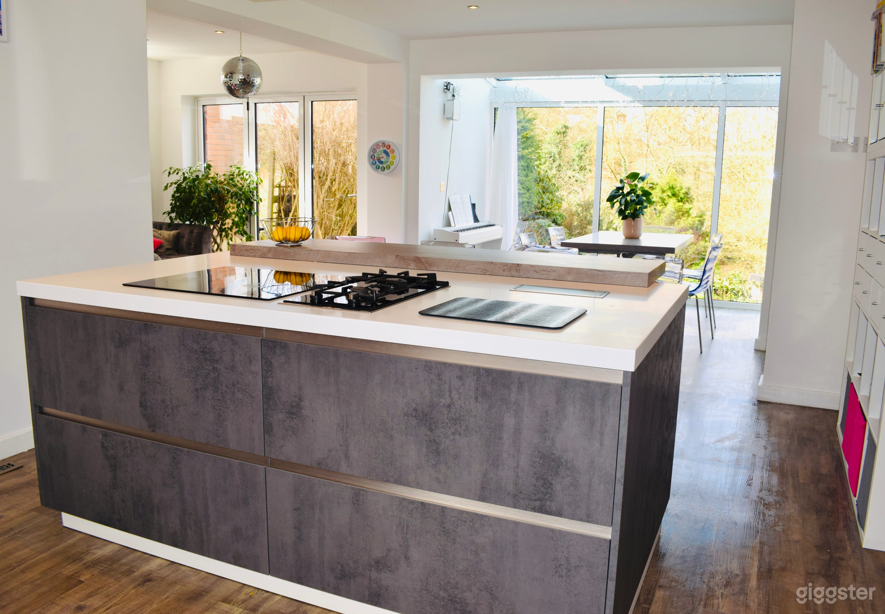 Modern house in leafy suburb Photo 2