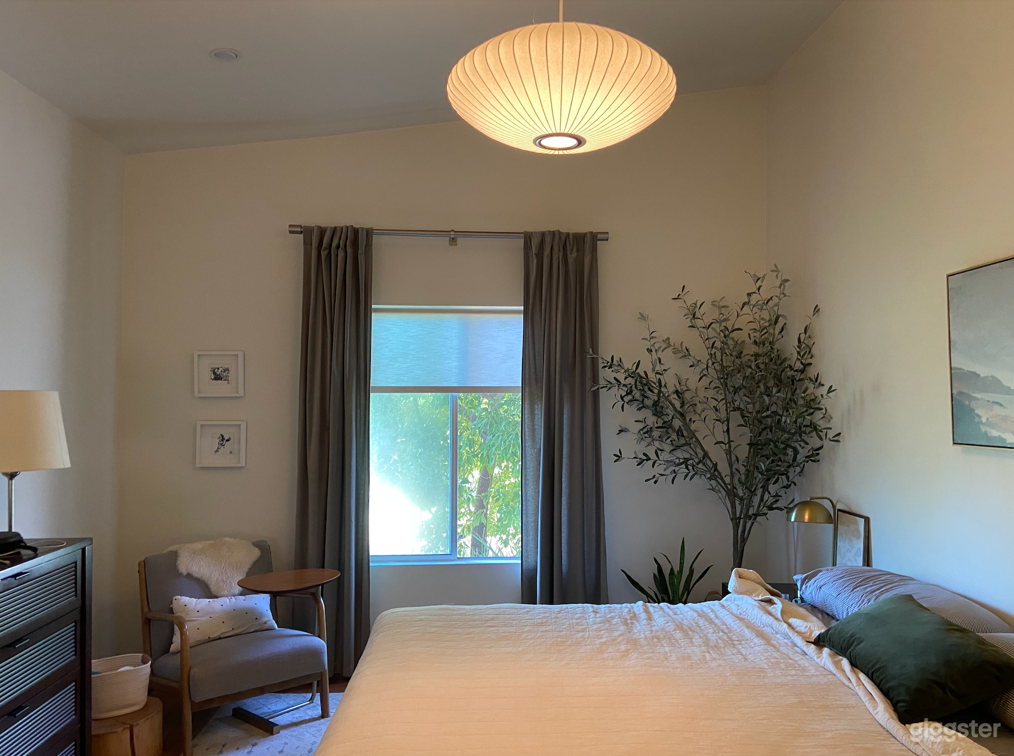 Calm primary bedroom