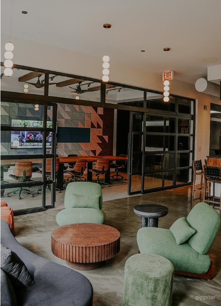  Salon de co-working moderne du milieu du siècle 