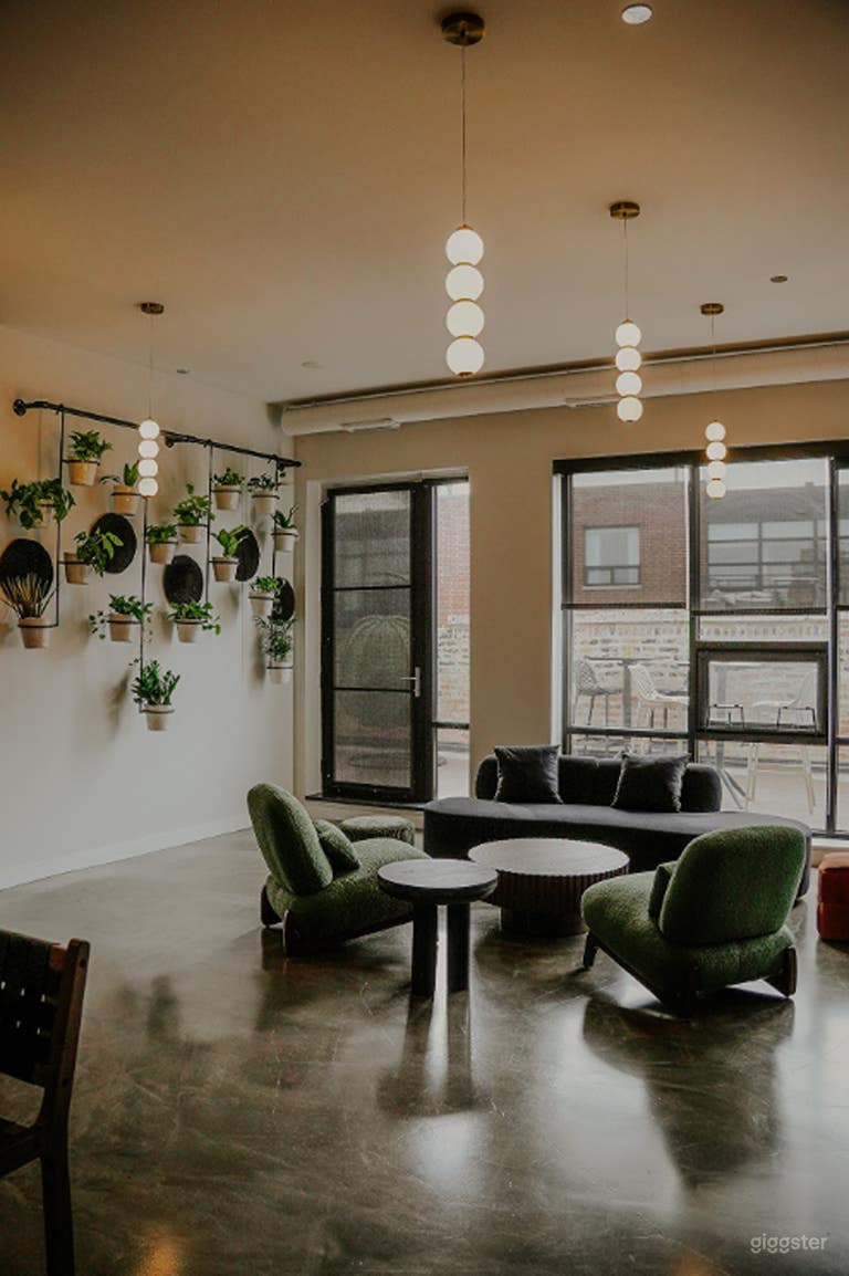  Salon de co-working moderne du milieu du siècle 