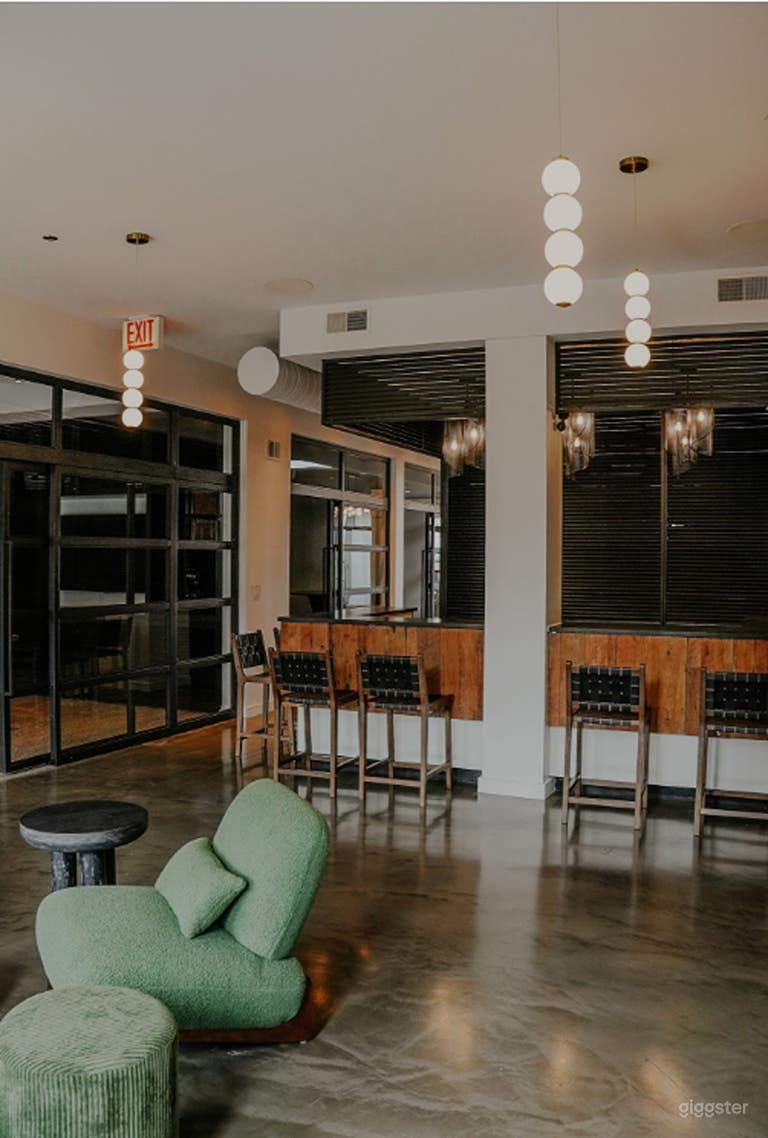  Salon de co-working moderne du milieu du siècle 