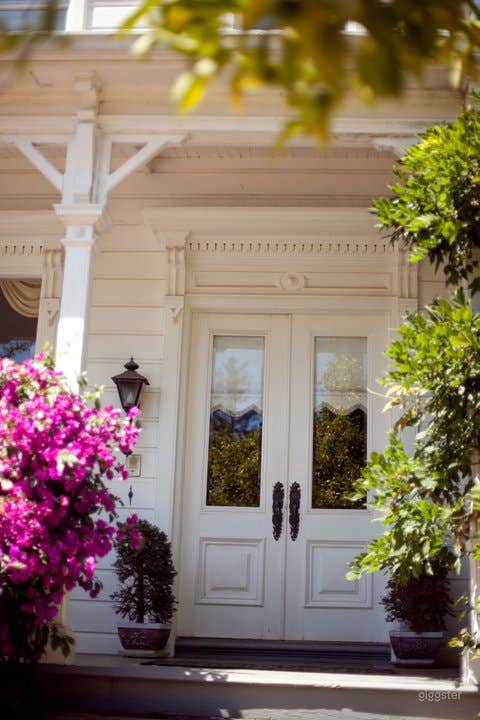 Spacious Outdoor Patio and Venue for Events Photo 3