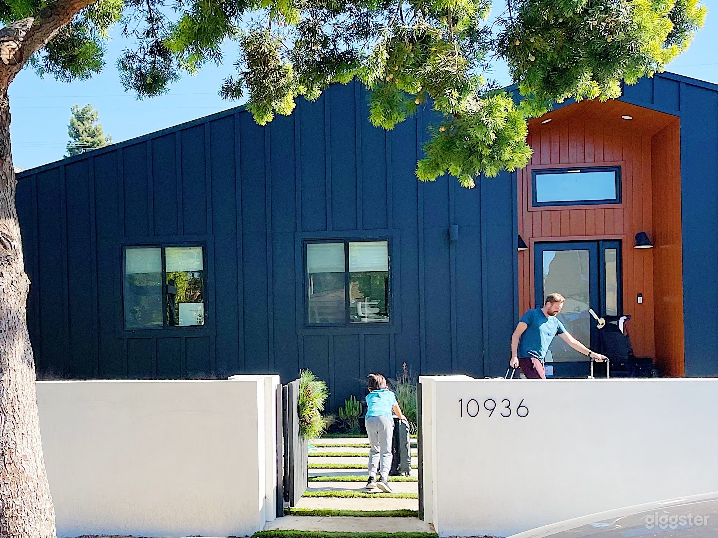 Modern home with spacious yard in Culver City Photo 3