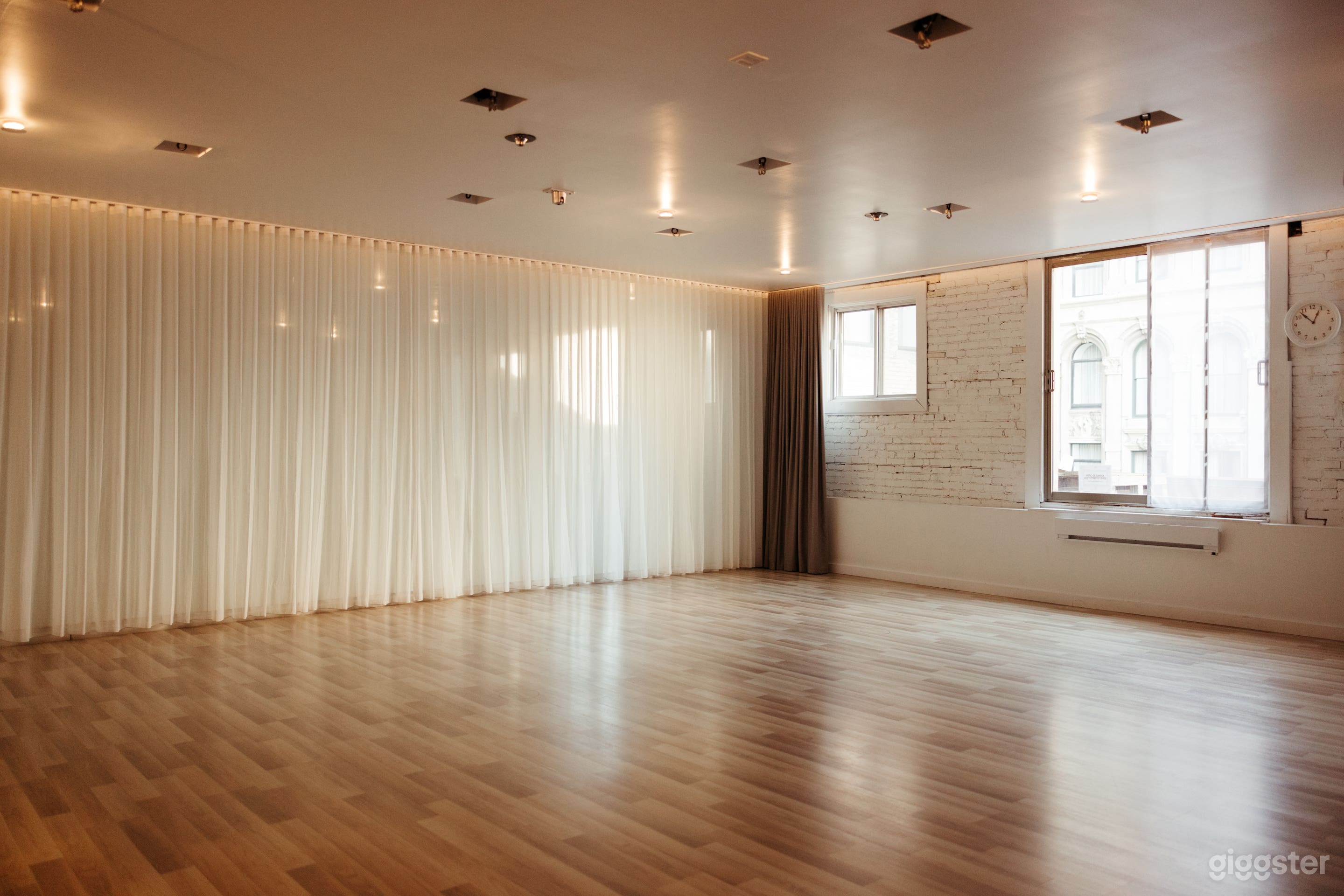 Loft in historical Old Montreal Photo 2