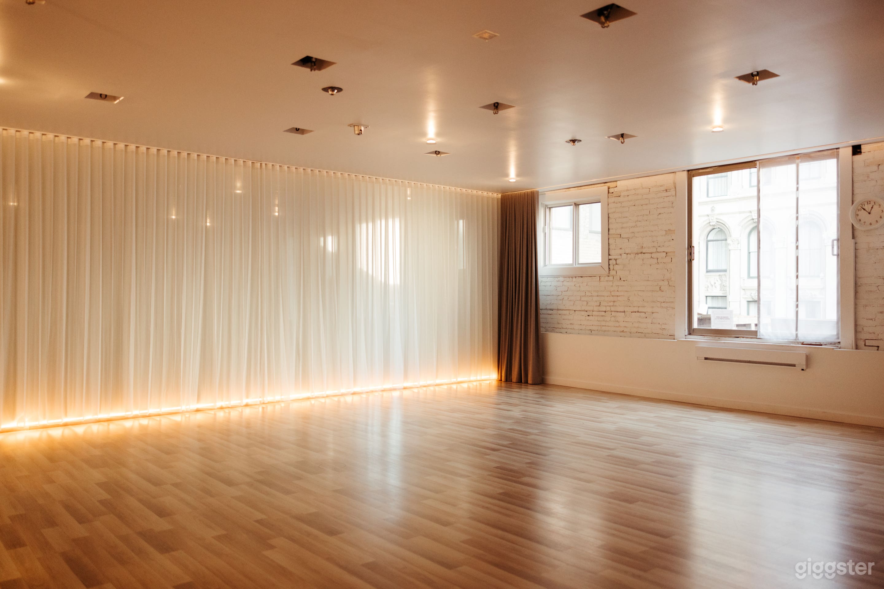 Loft in historical Old Montreal Photo 1