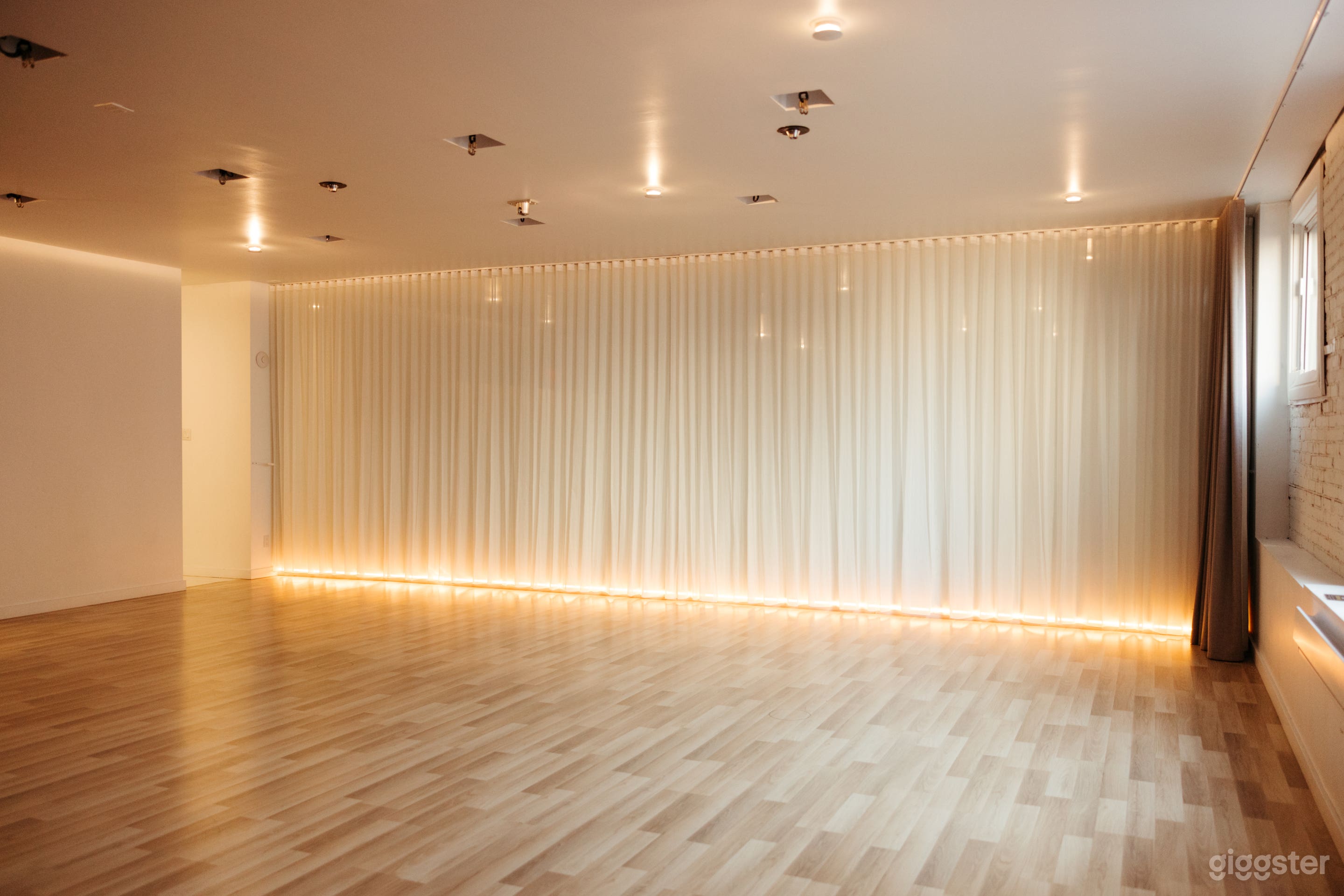 Loft in historical Old Montreal Photo 3