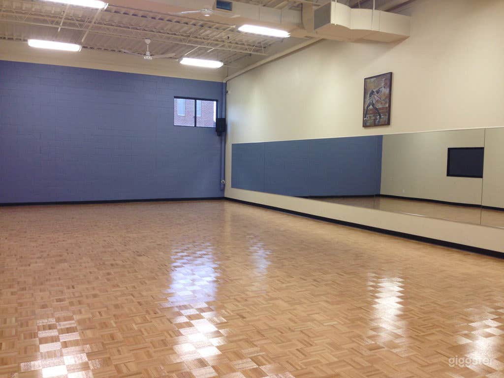 Big bright children's dance studio available.  Photo 3
