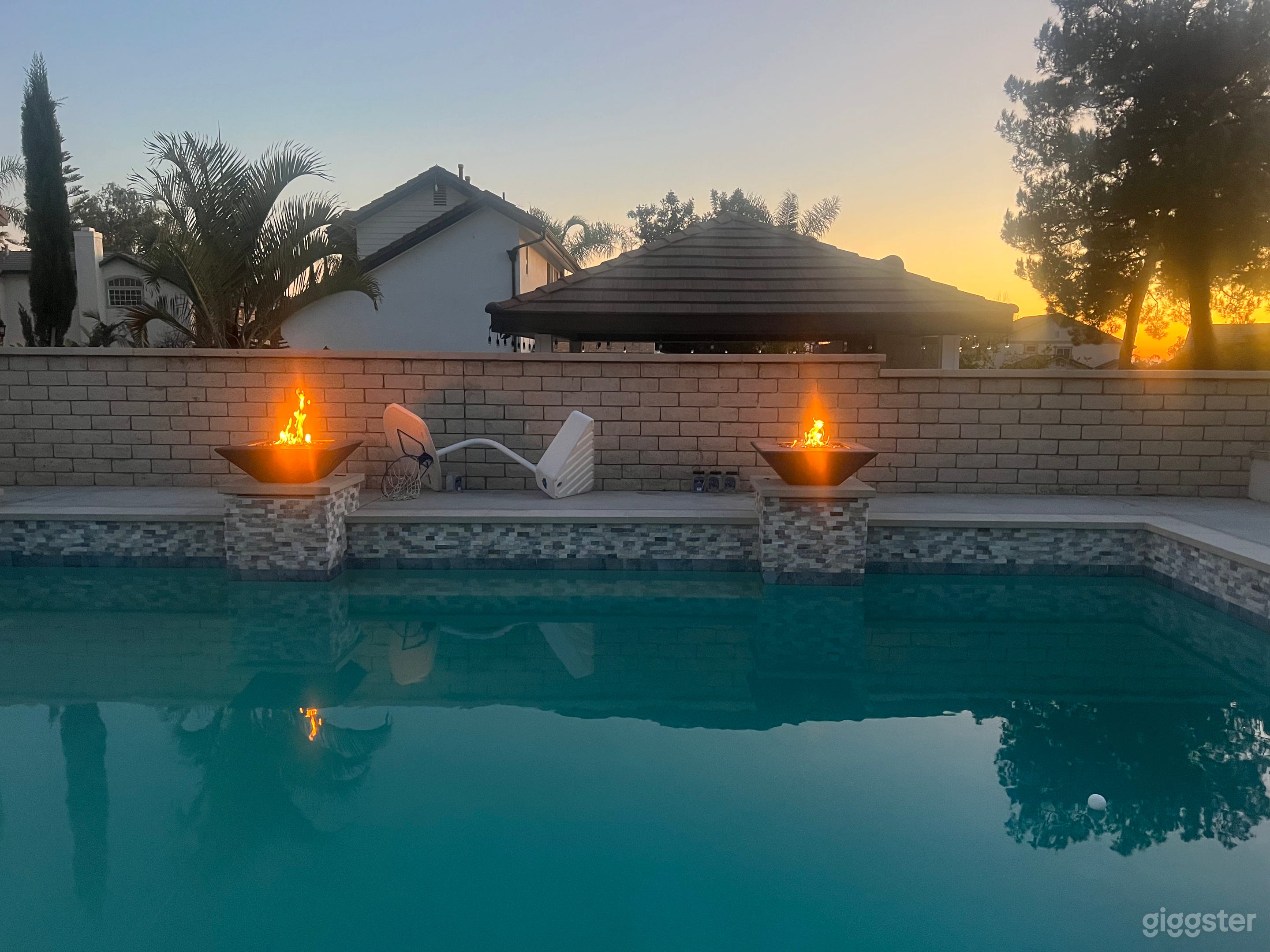 House with incredible yard Photo 4