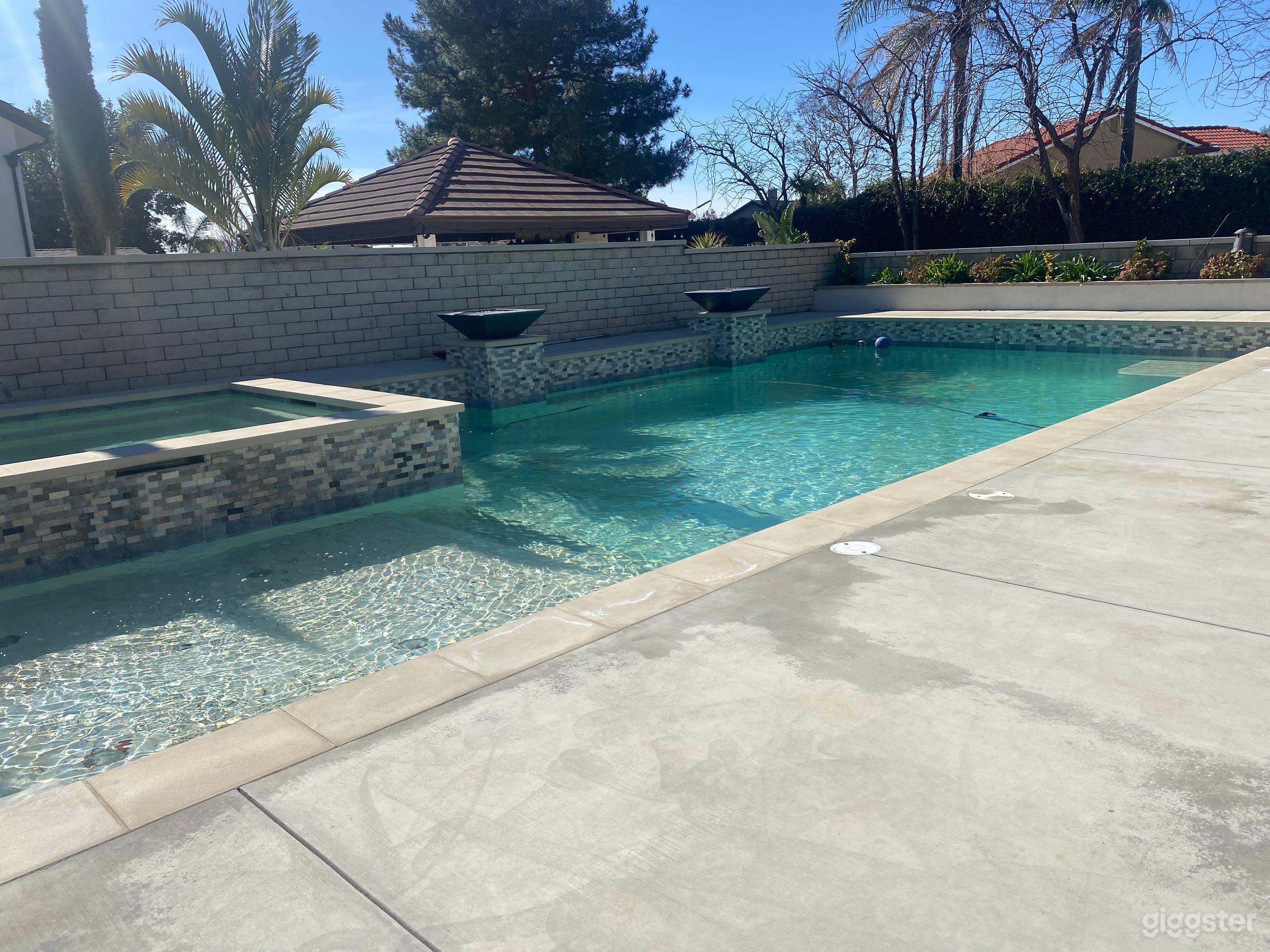 House with incredible yard Photo 1