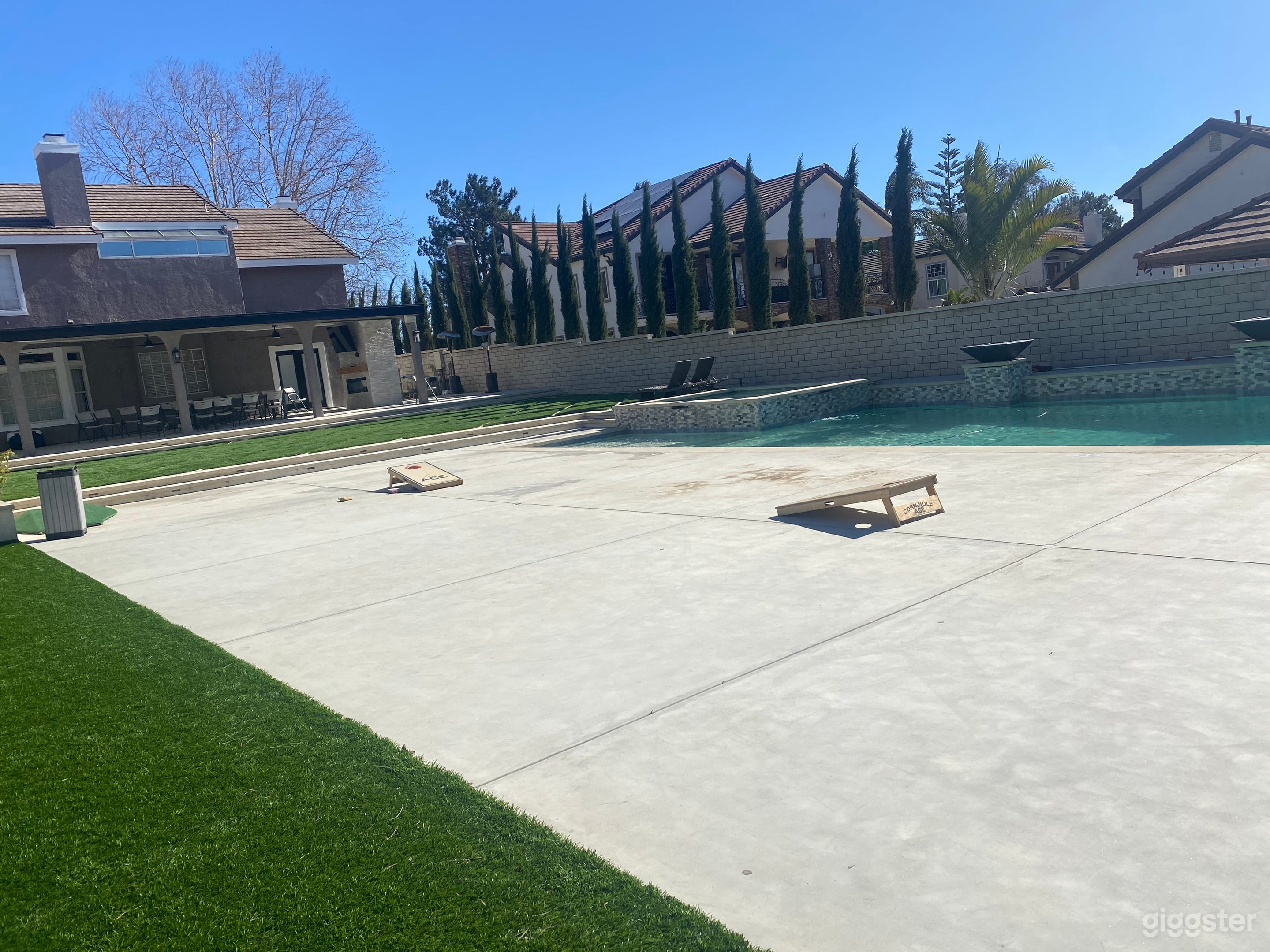 House with incredible yard Photo 3