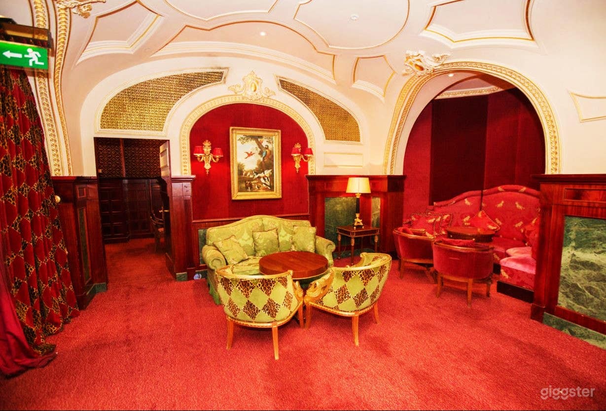 An Opulent Lounge in the Waldorf Astoria Photo 2