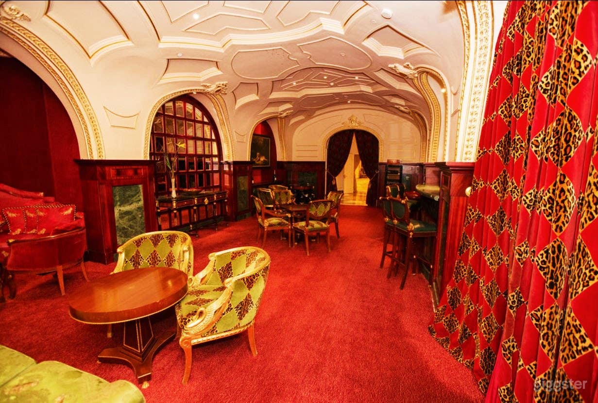 An Opulent Lounge in the Waldorf Astoria Photo 4