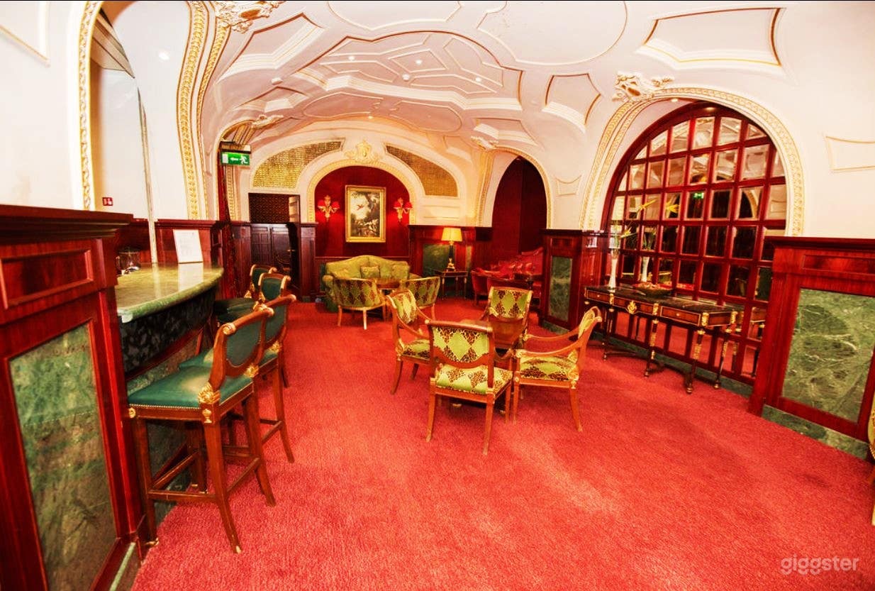 An Opulent Lounge in the Waldorf Astoria Photo 3