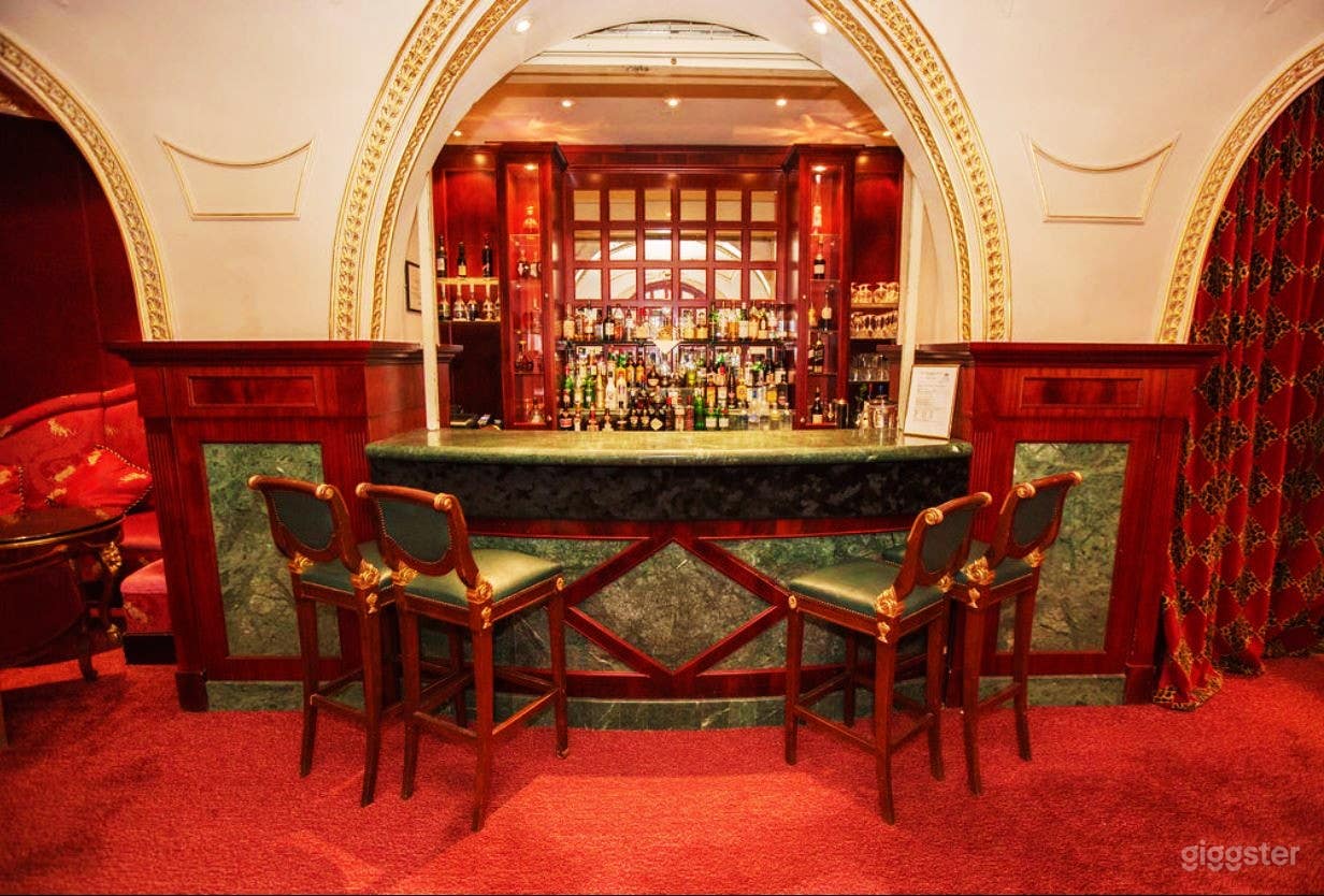 An Opulent Lounge in the Waldorf Astoria Photo 1