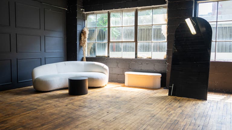  Studio temporaire de 720 pieds carrés aux murs noirs 