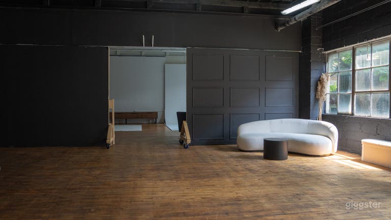  Studio temporaire de 720 pieds carrés aux murs noirs 