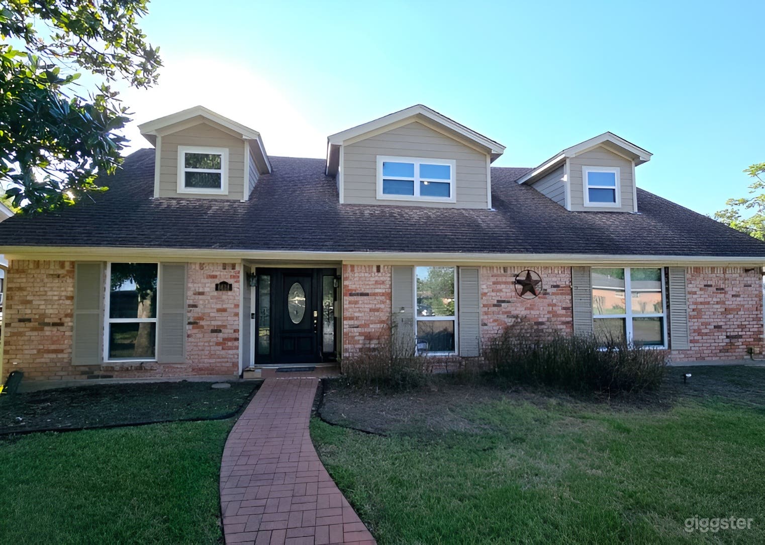 Spacious 6-Bedroom Retreat with Pool, Spa &amp; Huge Backyard Photo 1