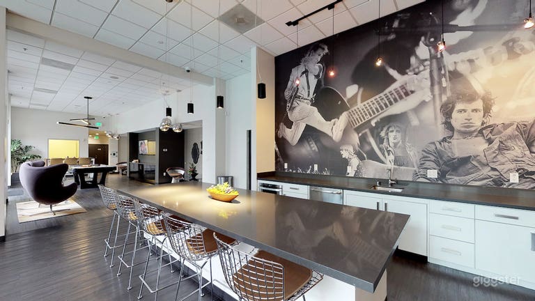  Sophisticated Lounge in Fillmore District 