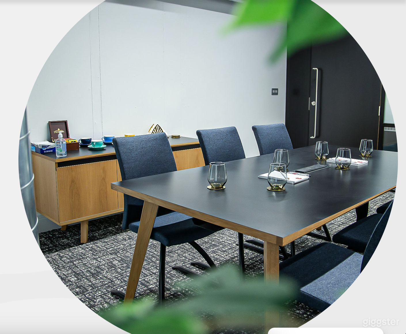 Modern and Luxurious Meeting Room M.04 Photo 2