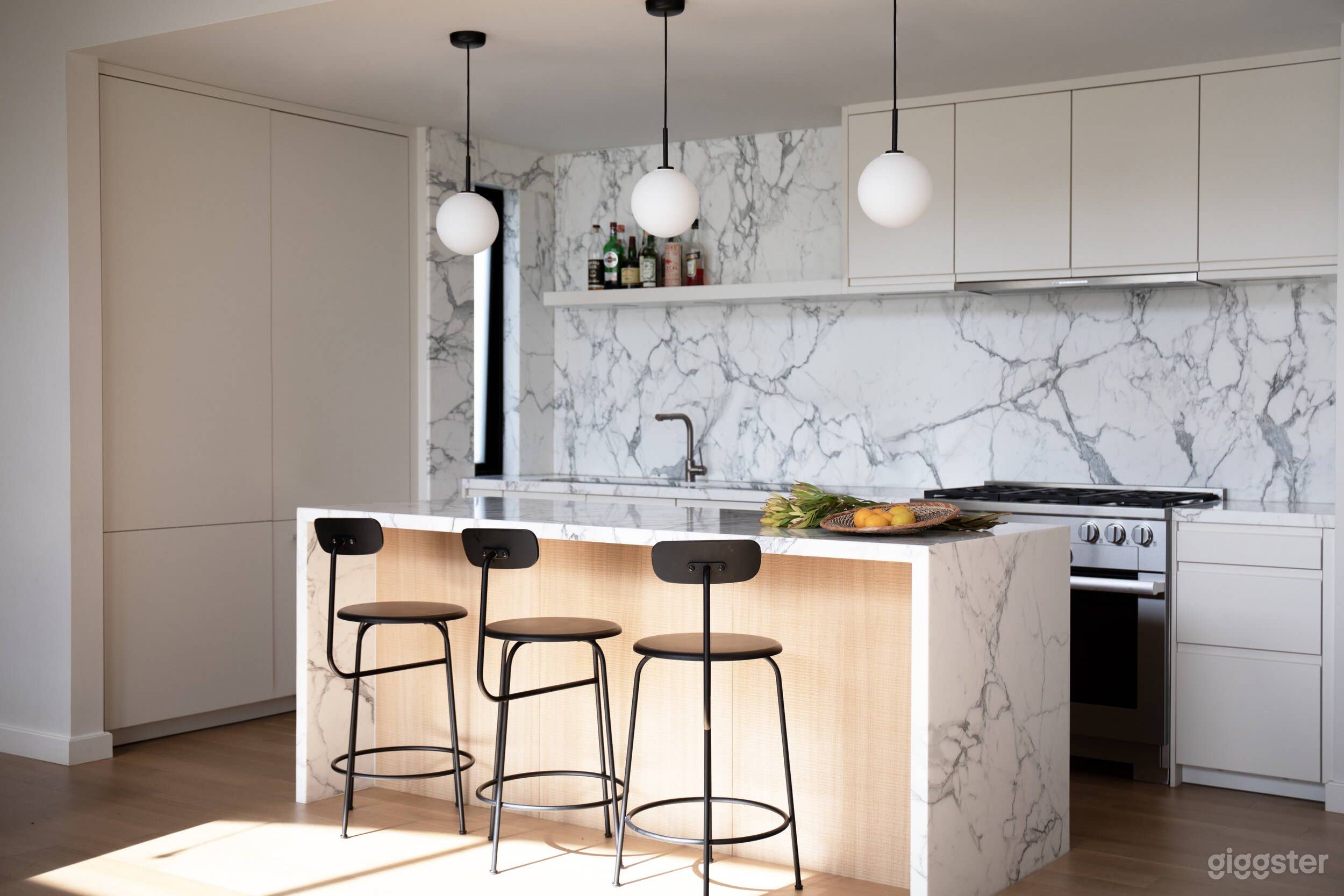 SF Penthouse with Paneled Ceiling Photo 2