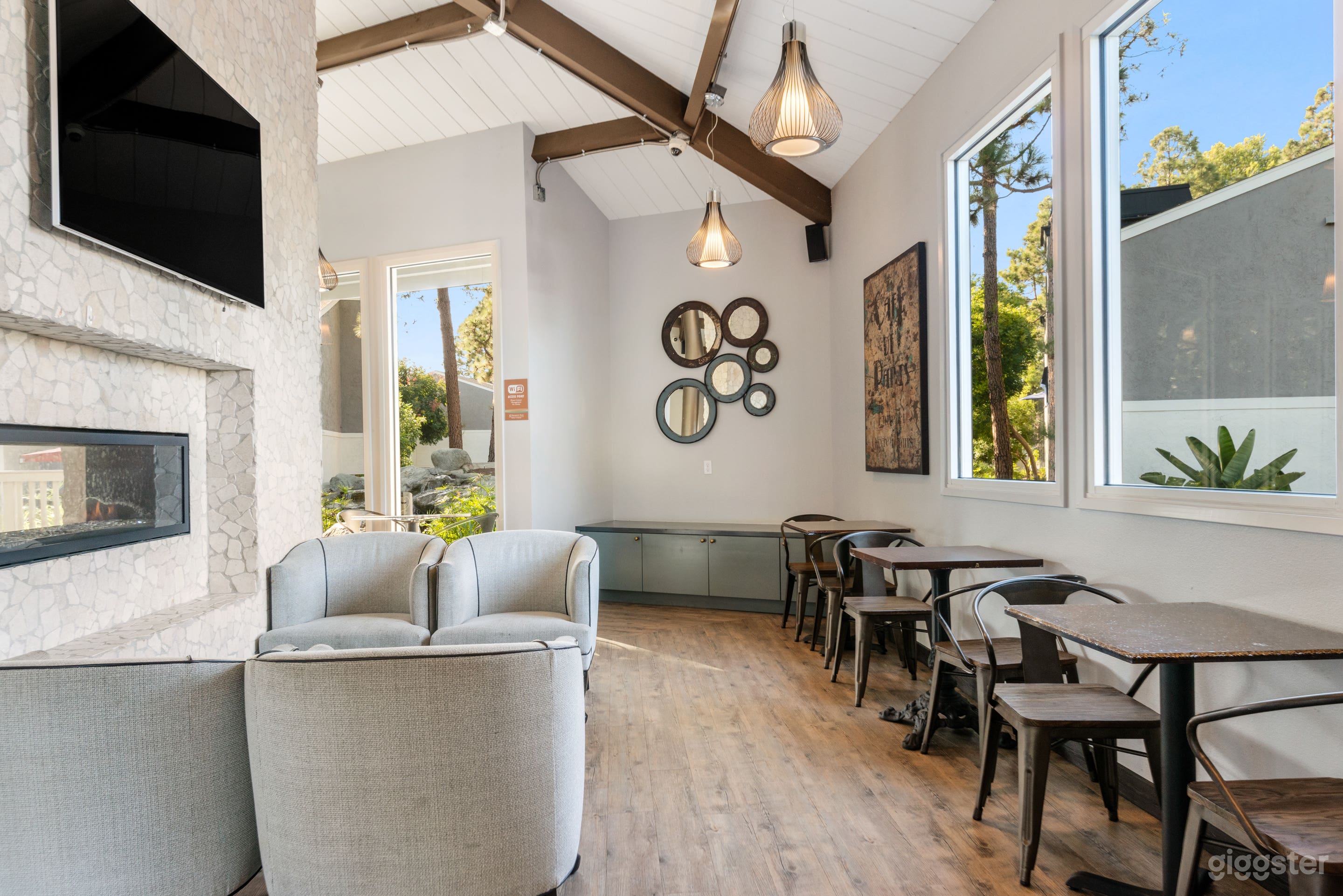 Parc Café – Gorgeous Lounge &amp; Deck in Costa Mesa Photo 4