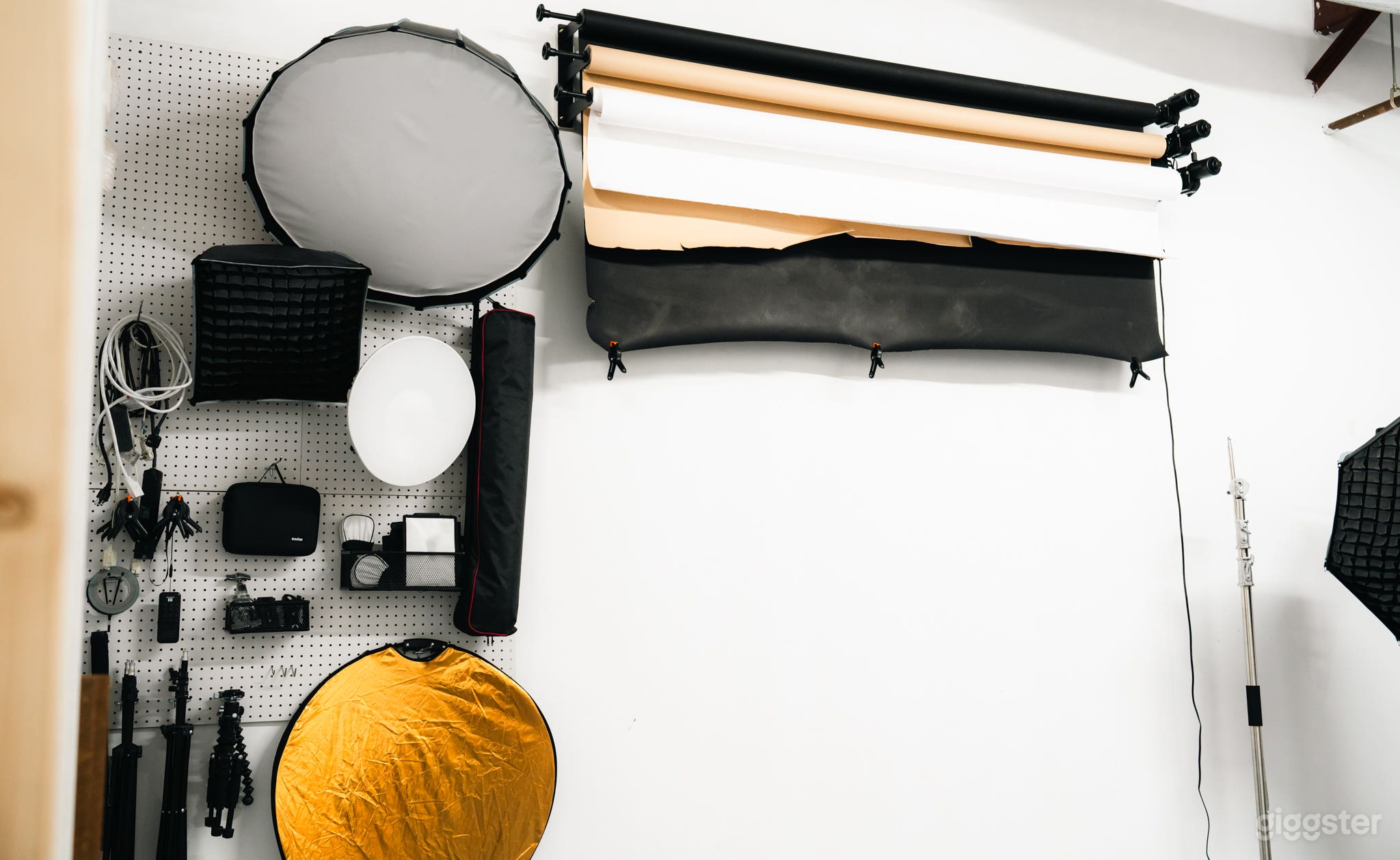 Modern Industrial Studio with Garage Access Photo 2