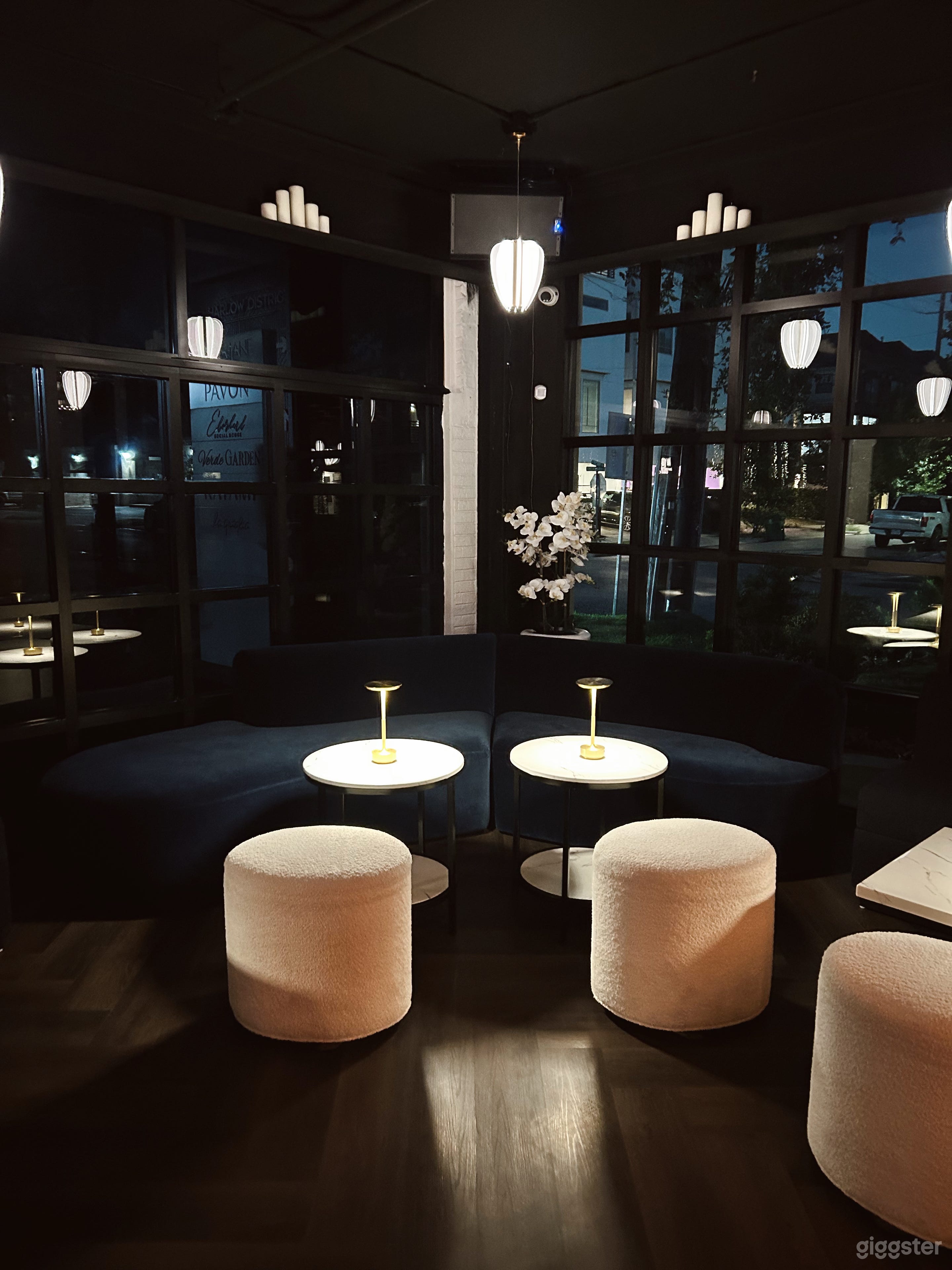 Upscale London Inspired Cocktail Lounge Photo 3