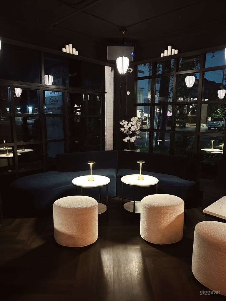  Upscale London Inspired Cocktail Lounge 
