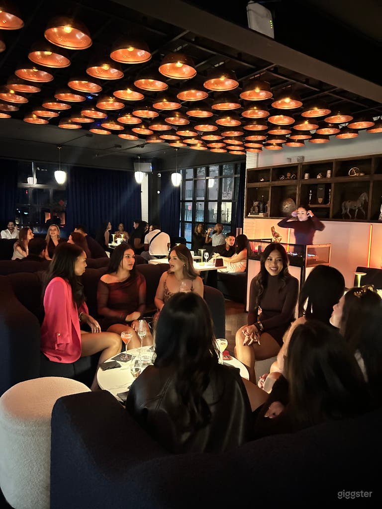  Upscale London Inspired Cocktail Lounge 