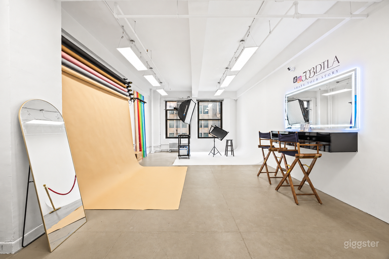  1525 : Studio avec mur cyclorama et lumière naturelle à Manhattan avec LUMIÈRES GRATUITES 