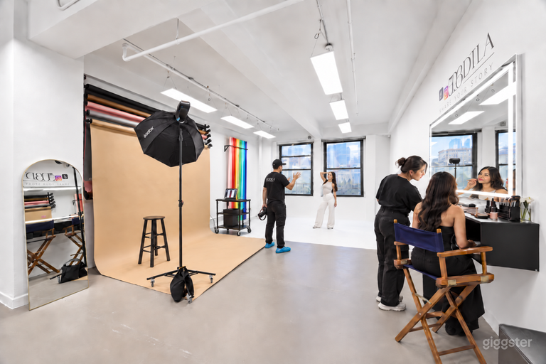  1525: Manhattan Natural Light Cyc Wall Studio w/ FREE LIGHTS 