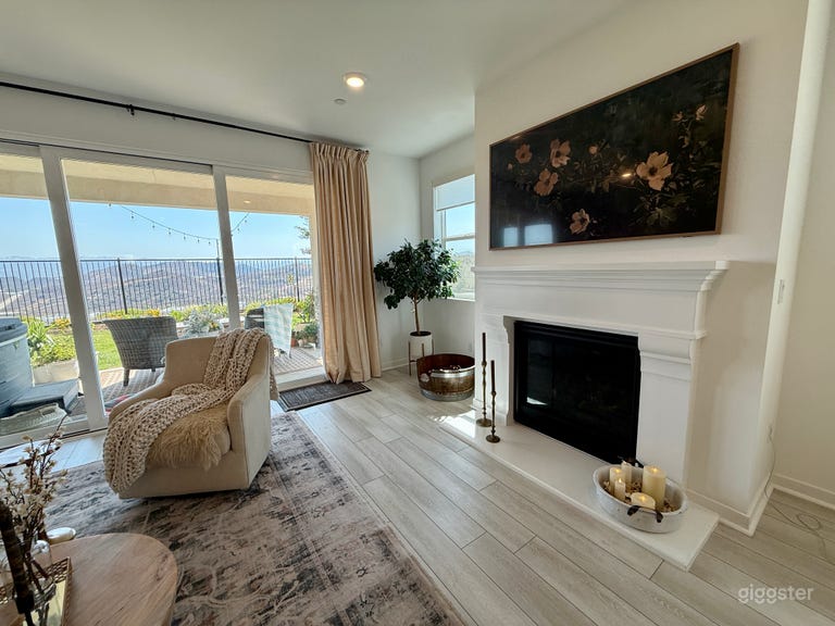  “Anywhere” home w/ natural light & mountain views 