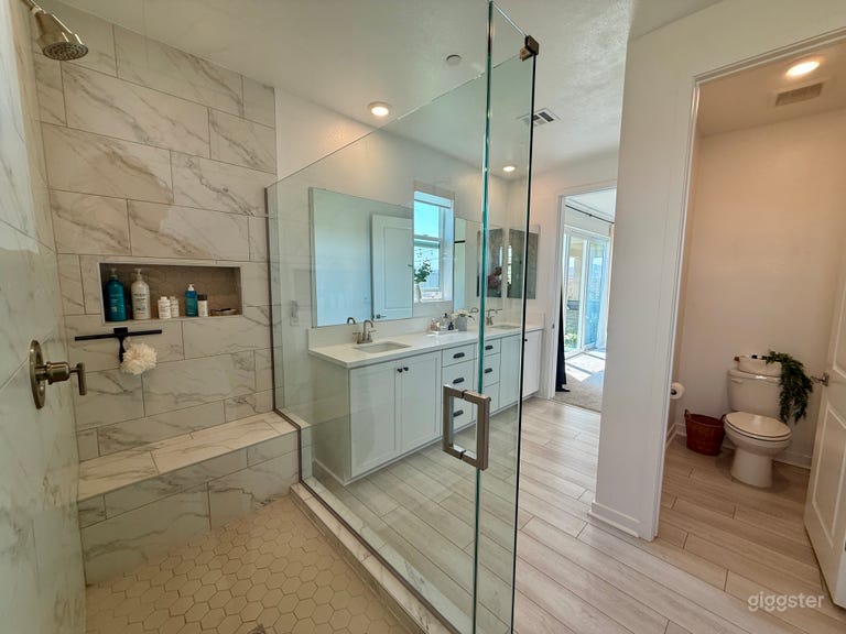  “Anywhere” home w/ natural light & mountain views 