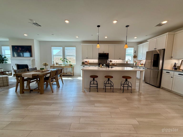  “Anywhere” home w/ natural light & mountain views 