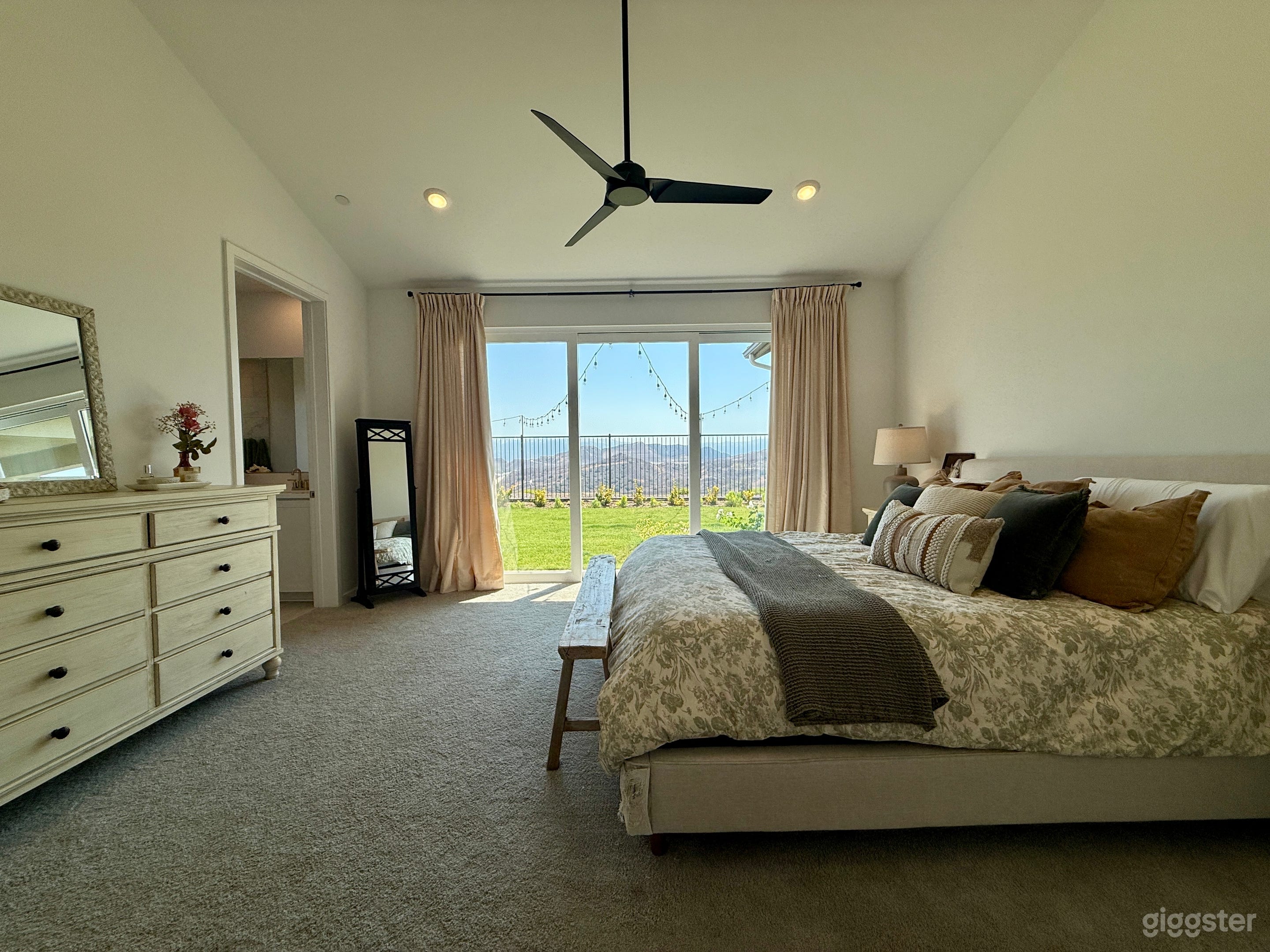 “Anywhere” home w/ natural light & mountain views Photo 3