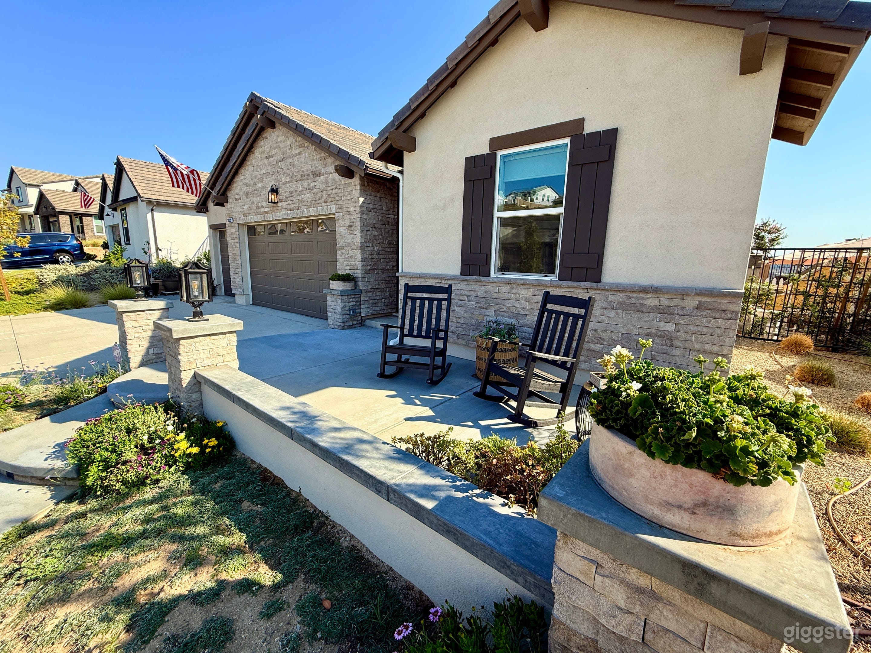 “Anywhere” home w/ natural light & mountain views Photo 1