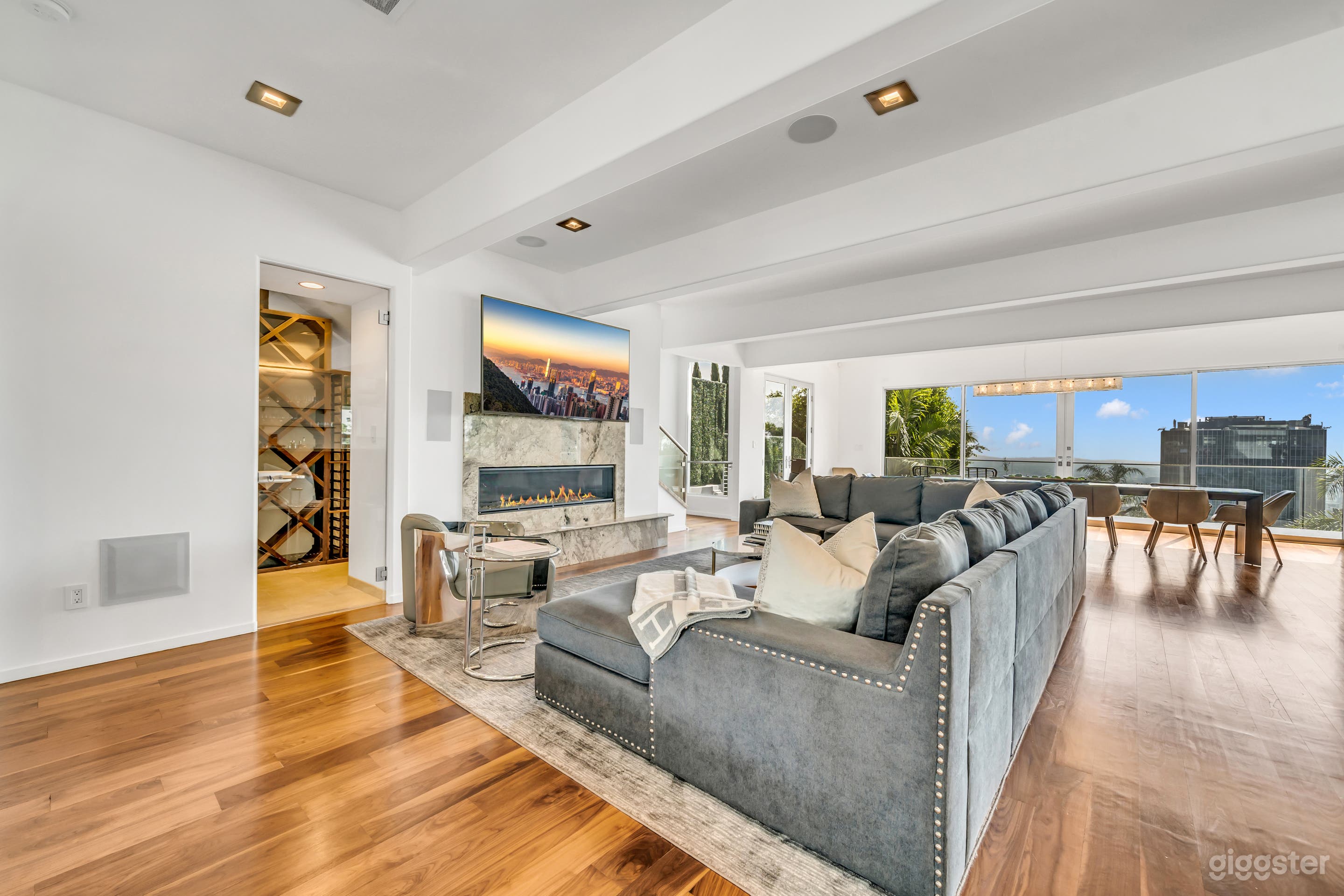 BIRD STREETS VILLA: SLEEK SET WITH EPIC VIEWS Photo 3