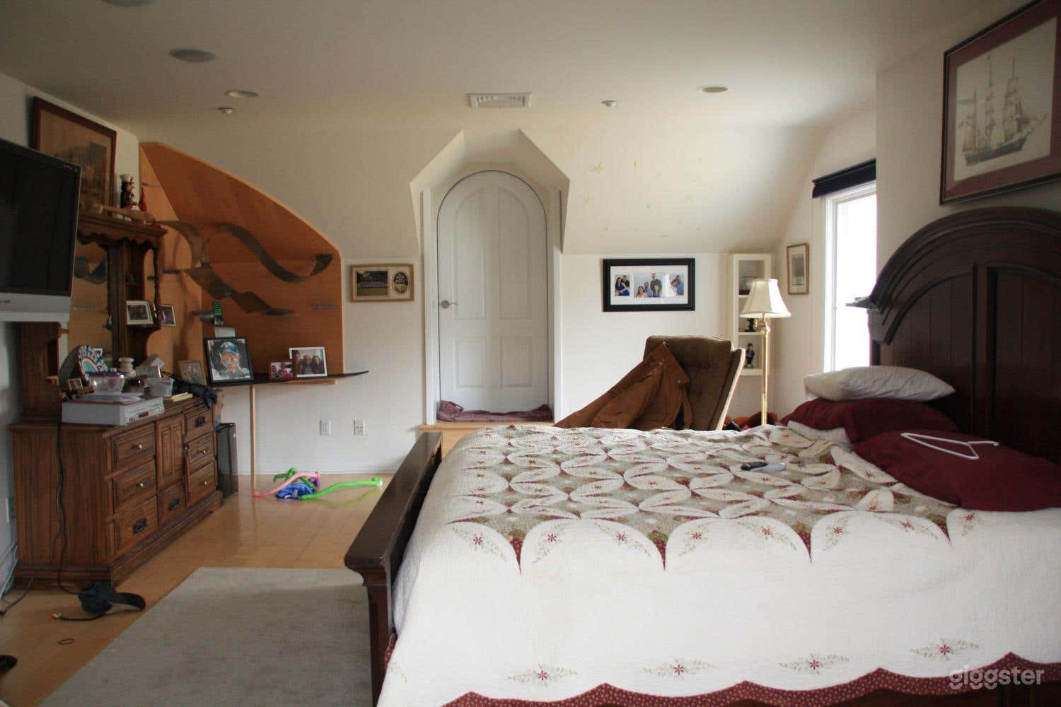 Sprawling, 26 acre pond-front estate Photo 4