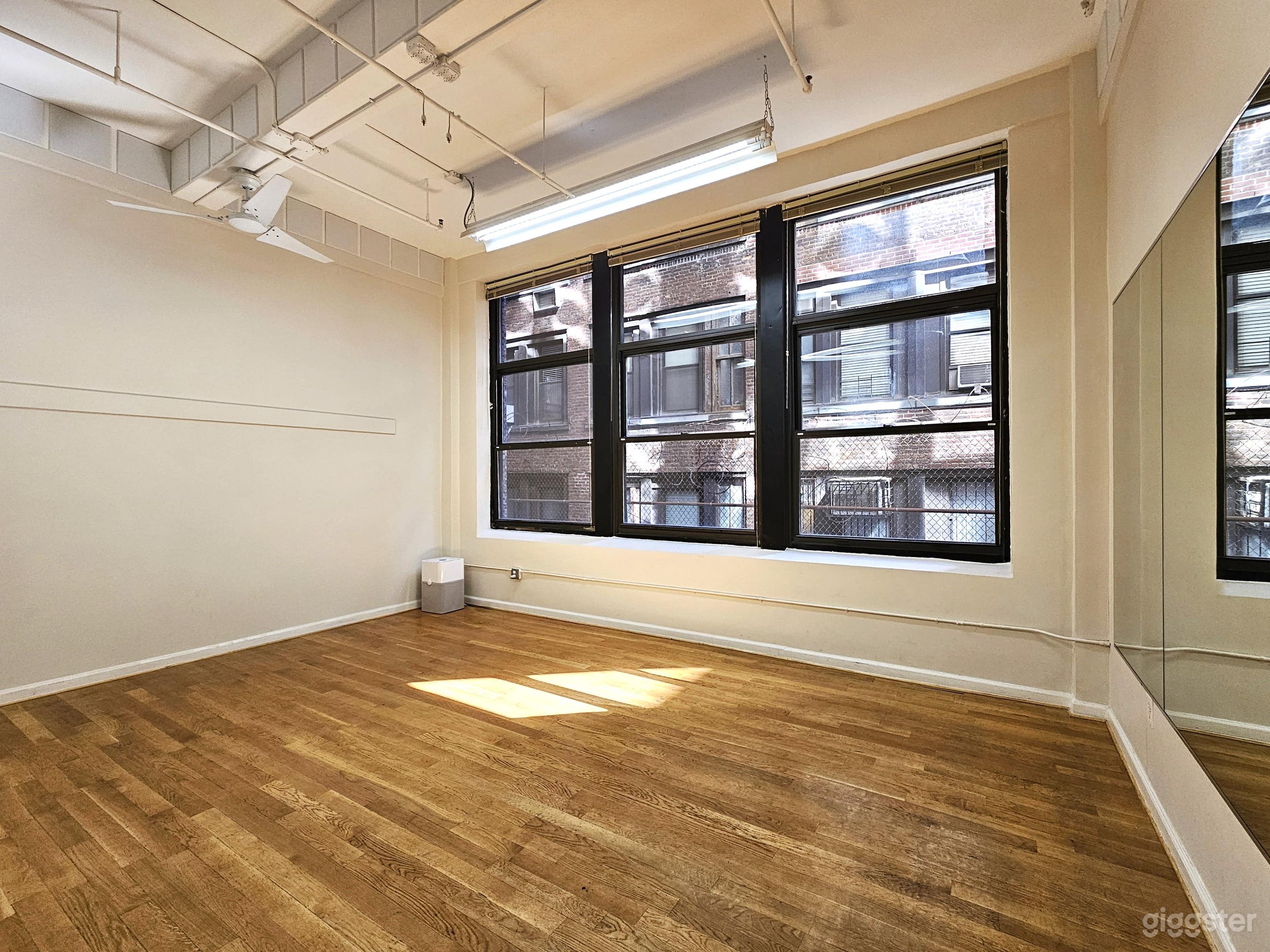 Cre8ive 2-2: Flexible Chelsea Space Photo 2