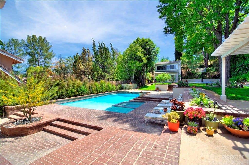 House with Amazing Kitchen, Pool and Backyard. Photo 4