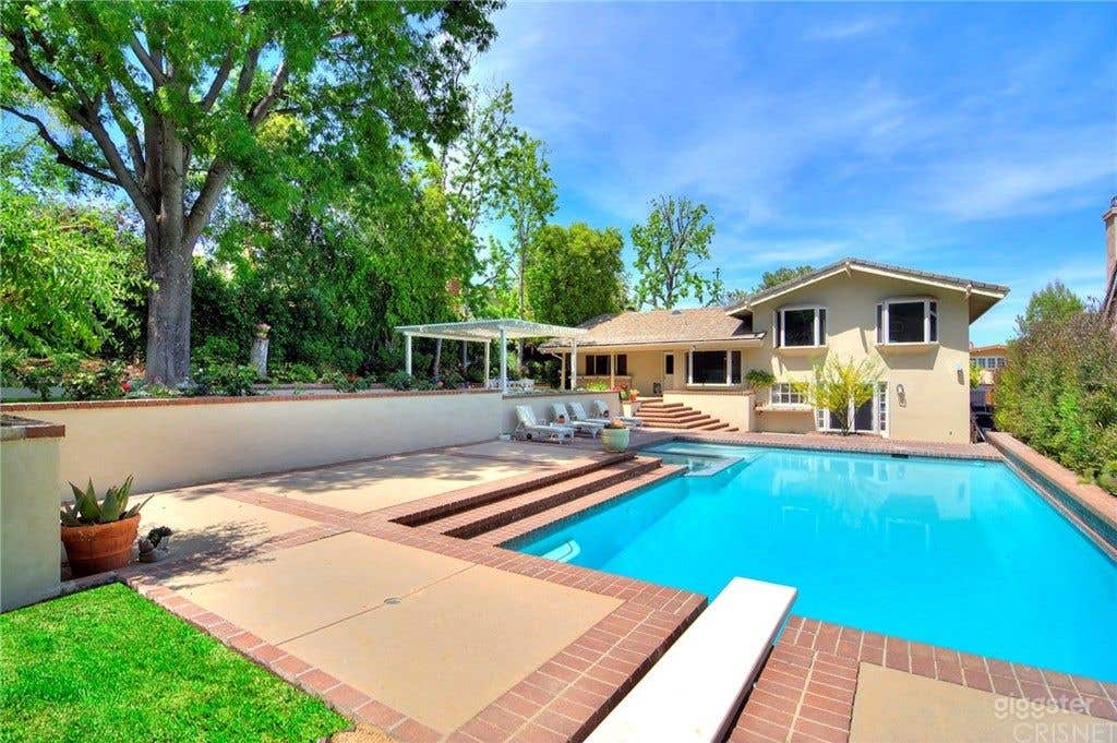 House with Amazing Kitchen, Pool and Backyard. Photo 1