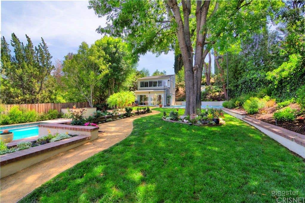 House with Amazing Kitchen, Pool and Backyard. Photo 2