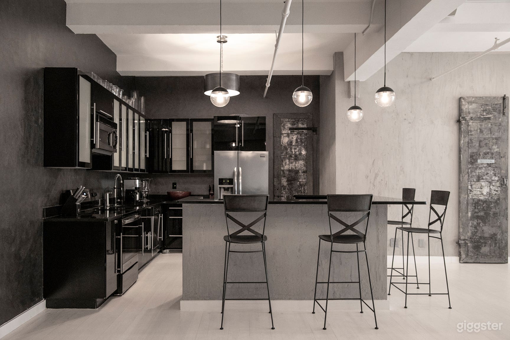- Cocina completa
- Pisos de madera teñida blanca
- Concreto expuesto
- Pared con tratamiento especial de pintura de acero
- Juego de taburetes de bar de diseñador de metal - para 3 personas
