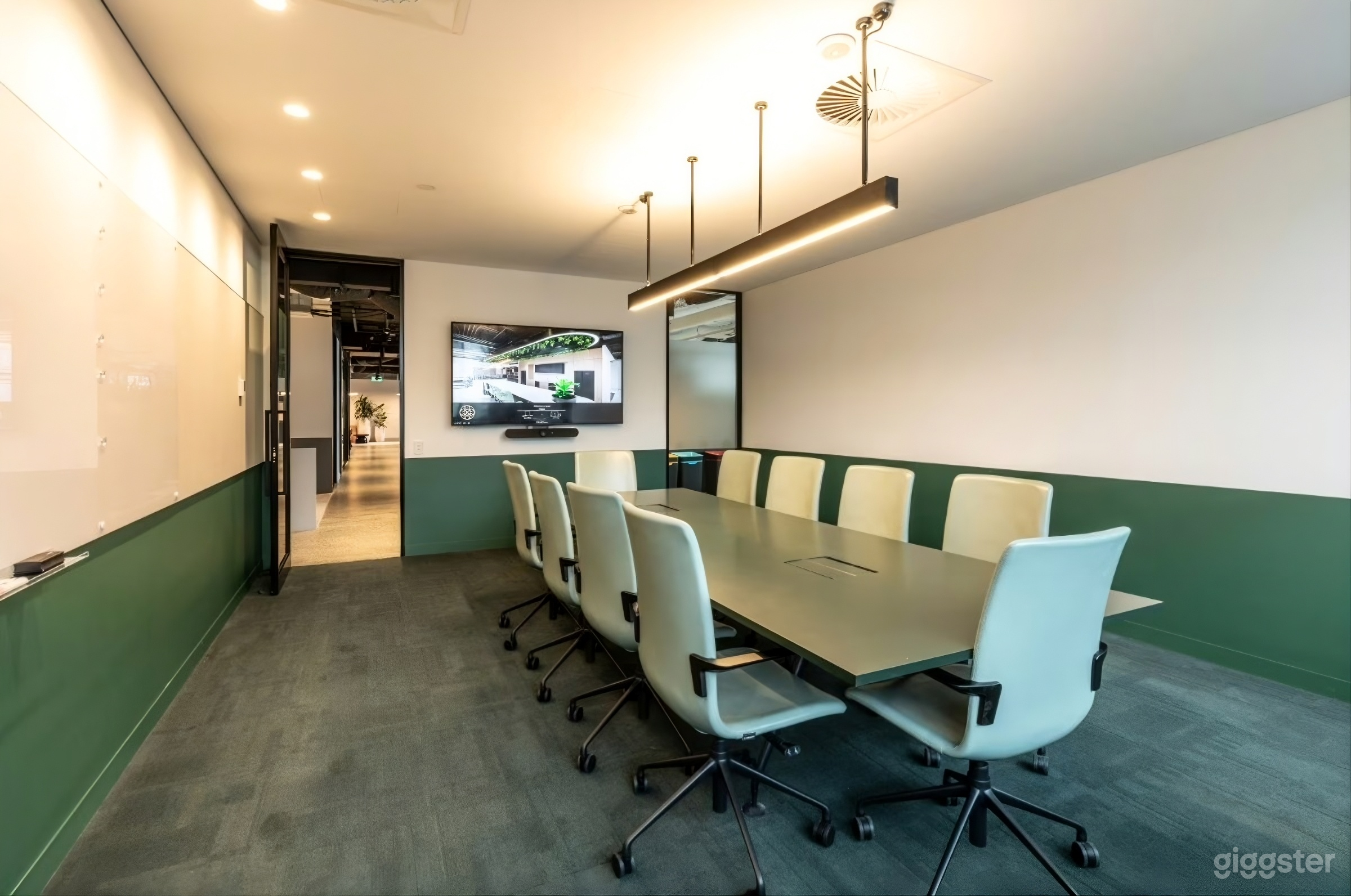 Gold Room | 10 Pax Boardroom Photo 1