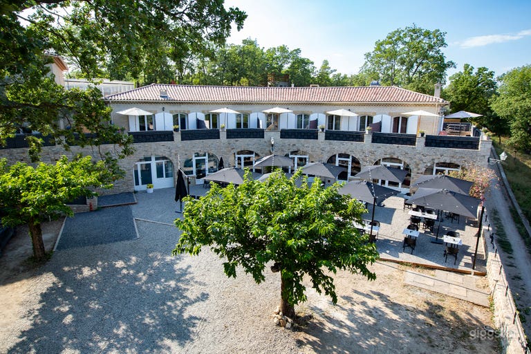  4-Star Hotel & Restaurant in Sainte-Tulle 