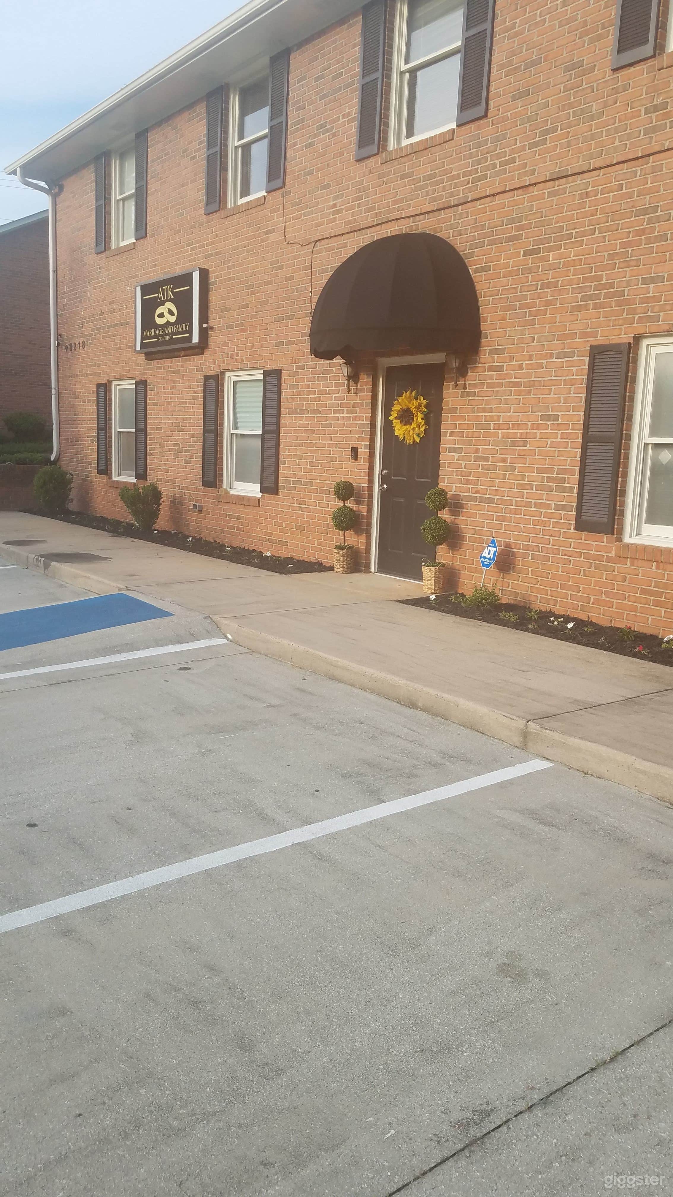 4 Person Office Space A Photo 4