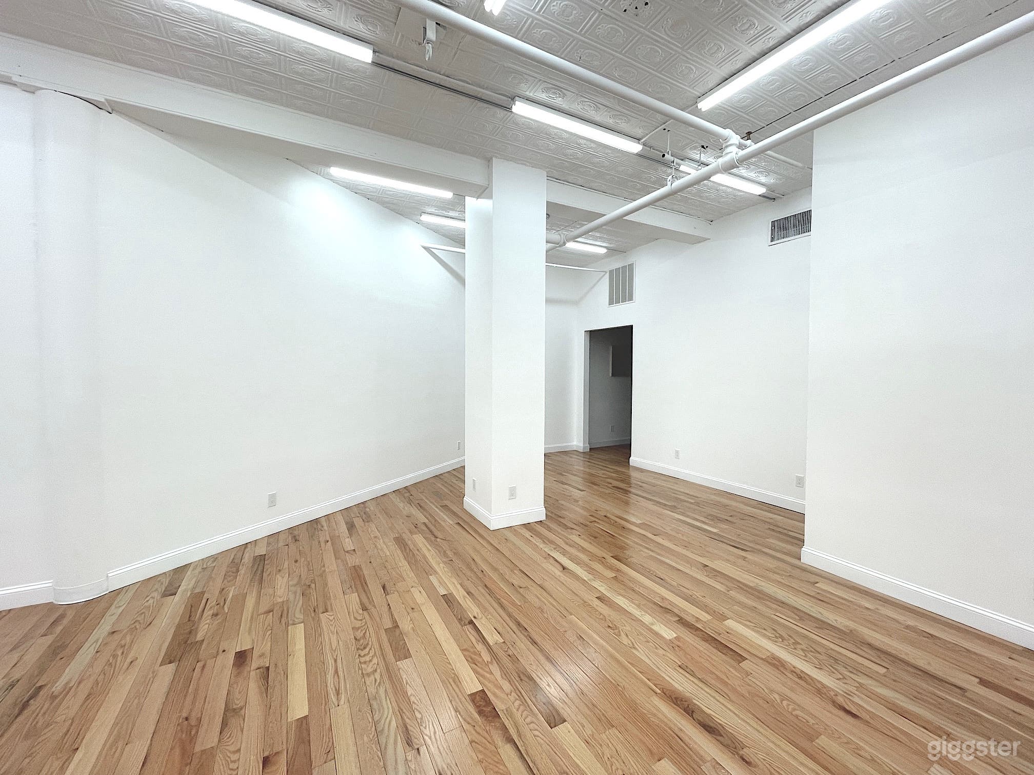 Ready-to-use gallery space near Union Square Photo 3